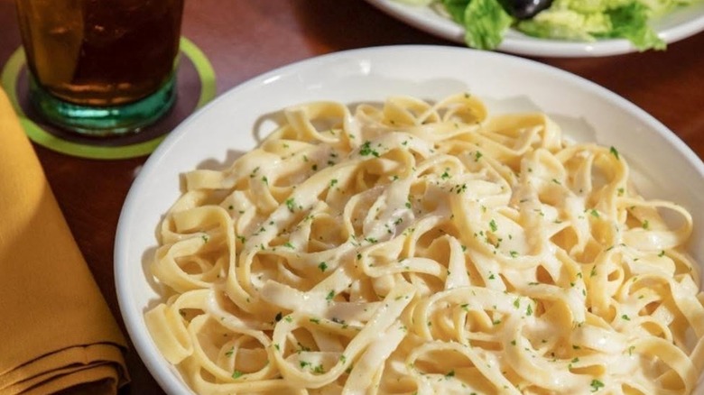 Olive Garden fettuccine Alfredo in a white bowl
