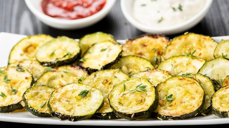 Zucchini chips and sauce