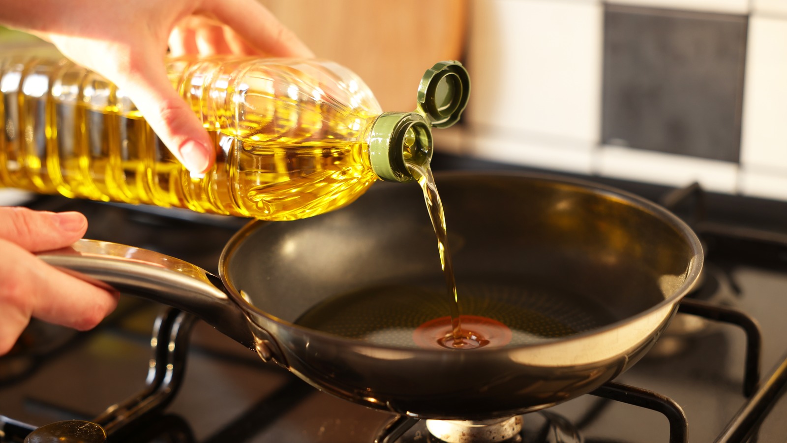 It's A Major Mistake To Store Cooking Oil Above The Stove - Here's Why - Tasting Table