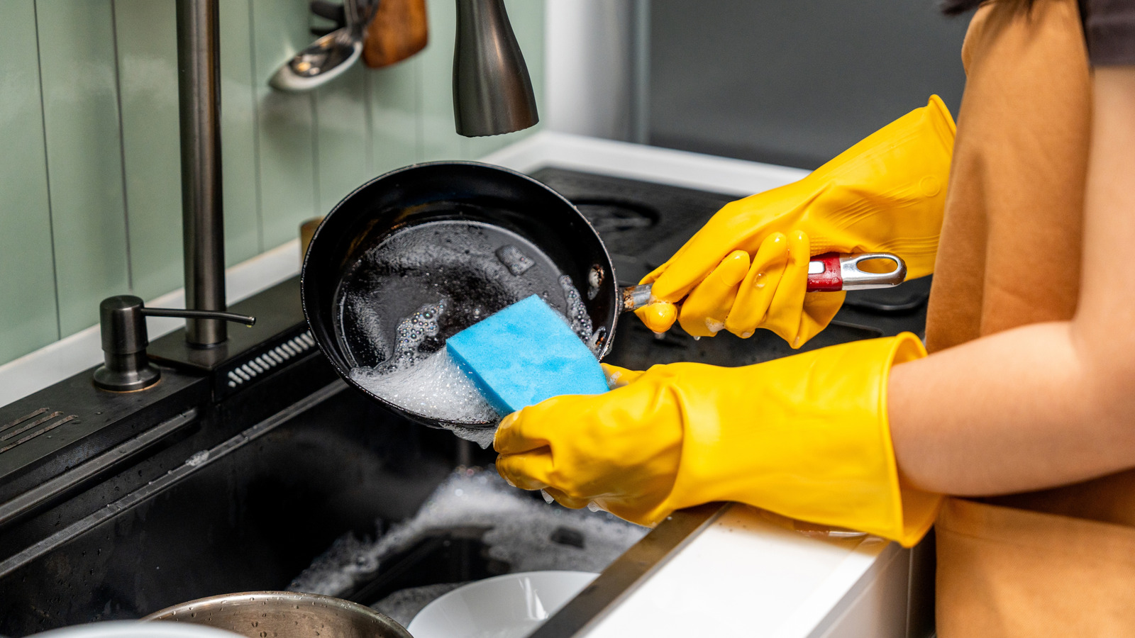 It's Time You Ditch This Old-School Cleaning Method For Dirty Pans - Tasting Table