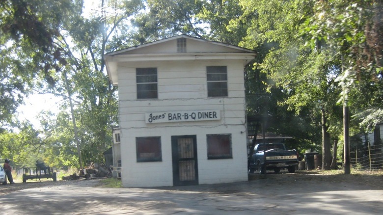 Exterior of white house with Jones' Bar-B-Q Diner sign