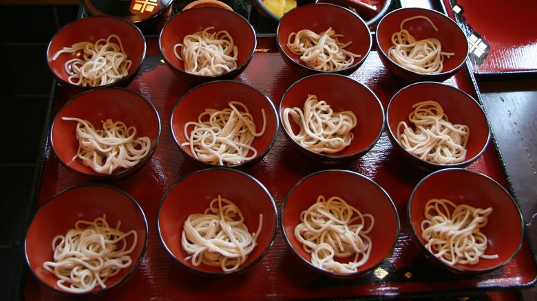 Wanko soba noodles in bowls 