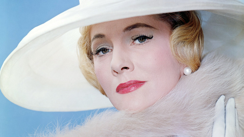 Joan Fontaine in white hat