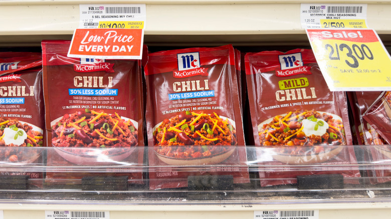Packets of McCormick chili seasoning on grocery shelf