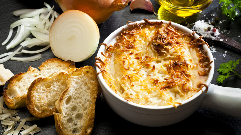 French onion soup and baguette slices