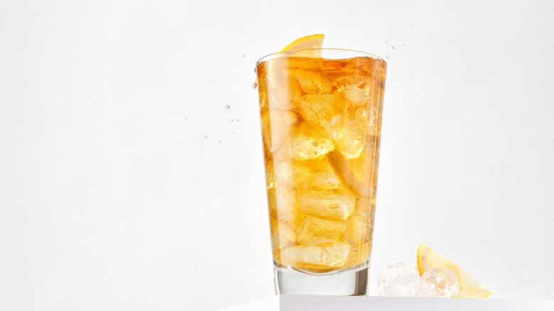 A glass of iced tea with lemon