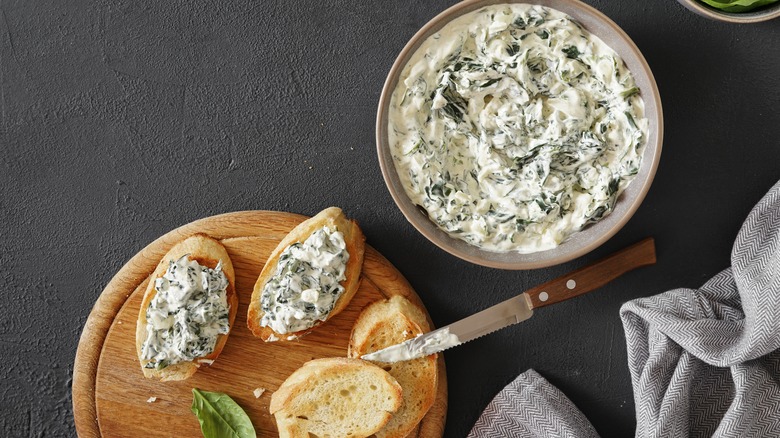 spinach dip with baguette slices