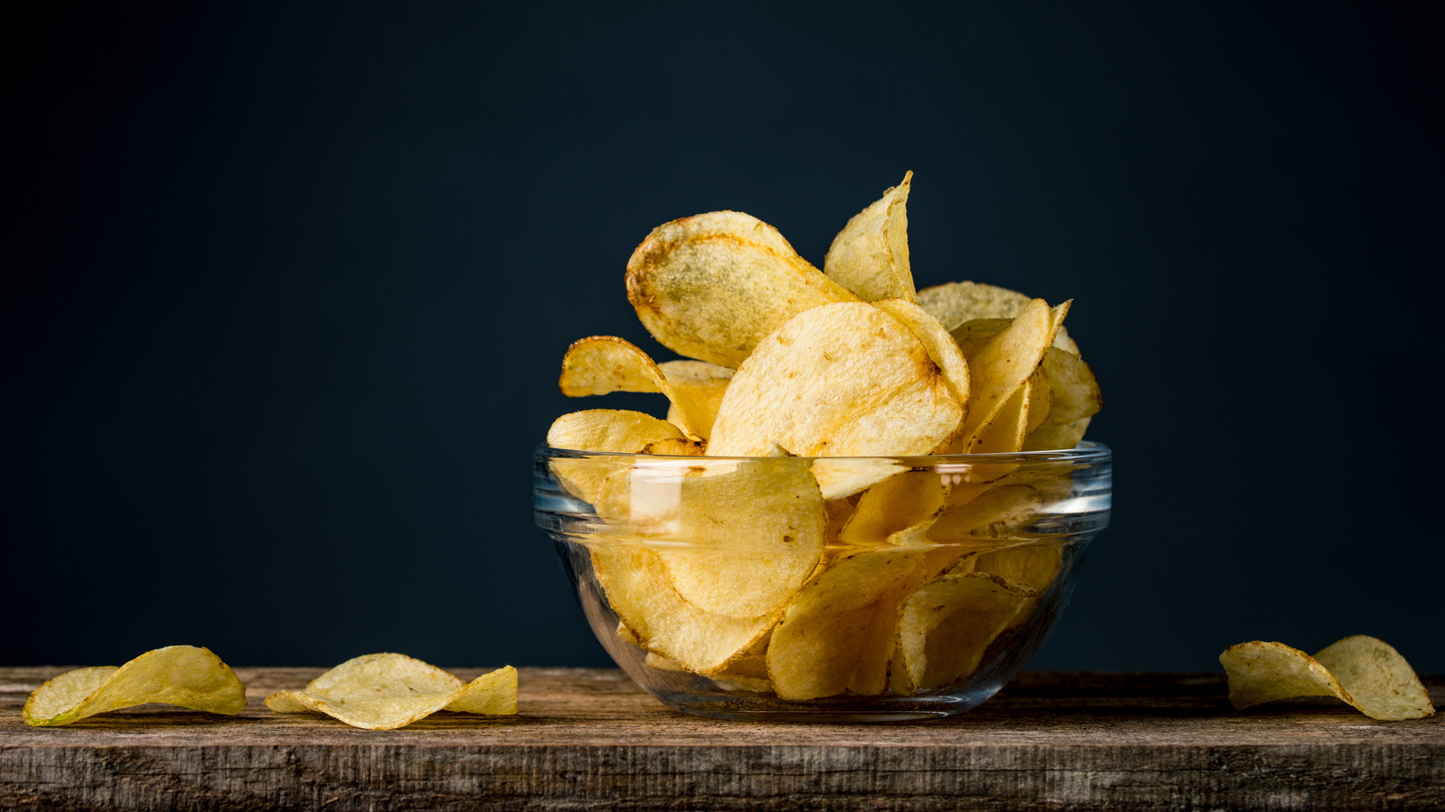 Kettle Chips Vs. Regular Chips: What's The Nutritional Difference?