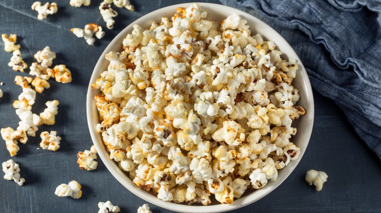 Kettle Corn Vs Regular Popcorn What s The Difference 