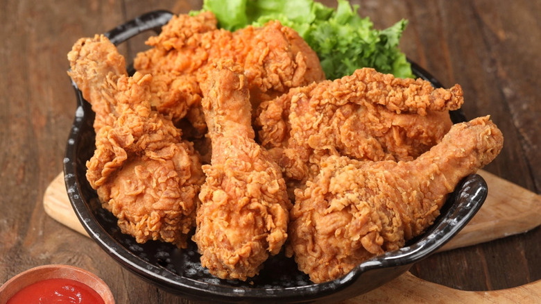 A bowl of crispy fried chicken wings