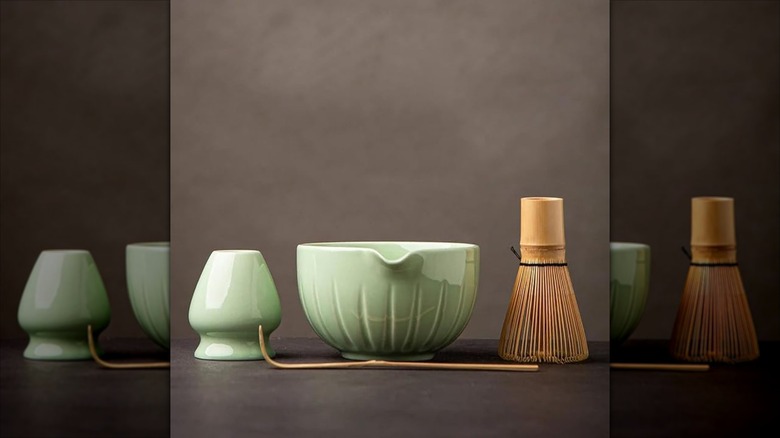 4-piece green Tang Pin Matcha Set on gray background