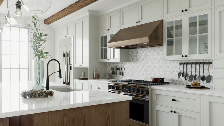 L-shaped kitchen with kitchen island and large appliances