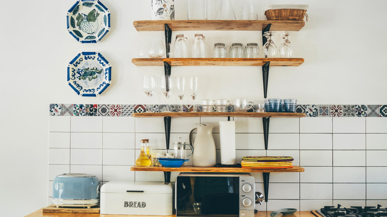 Vertical kitchen shelves with glasses