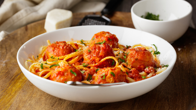A bowl of spaghetti and meatballs