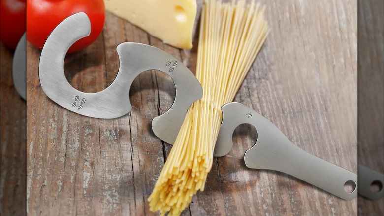 Measuring pasta with an Orblue spaghetti pasta measurer