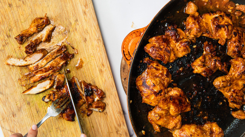 Slicing the chicken into 1-inch slices.﻿