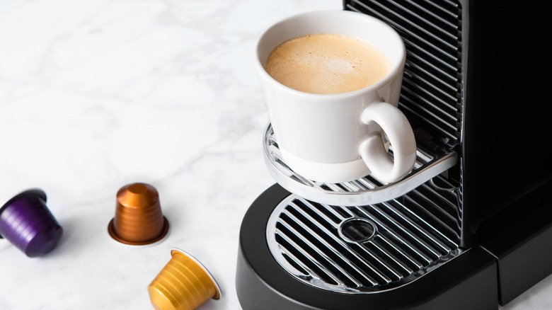 Machine brewing coffee pod white