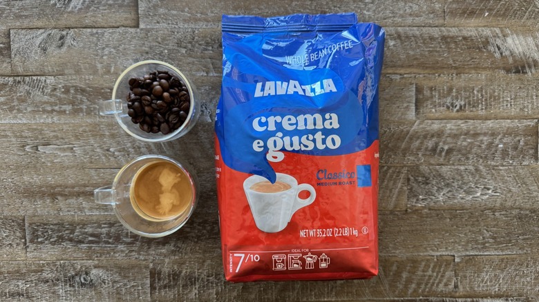 Classico Crema e Gusto with beans and cup