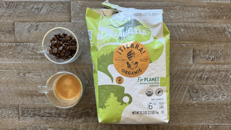 ¡Tierra! Organic coffee with beans and brew