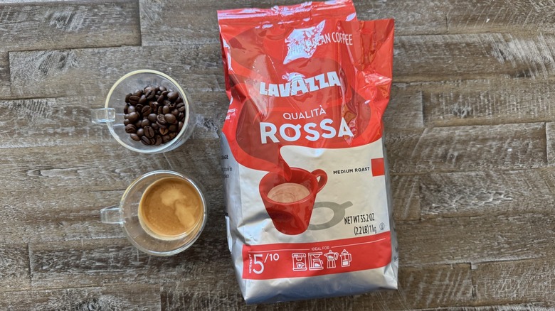 Qualità Rossa Classico coffee with cups