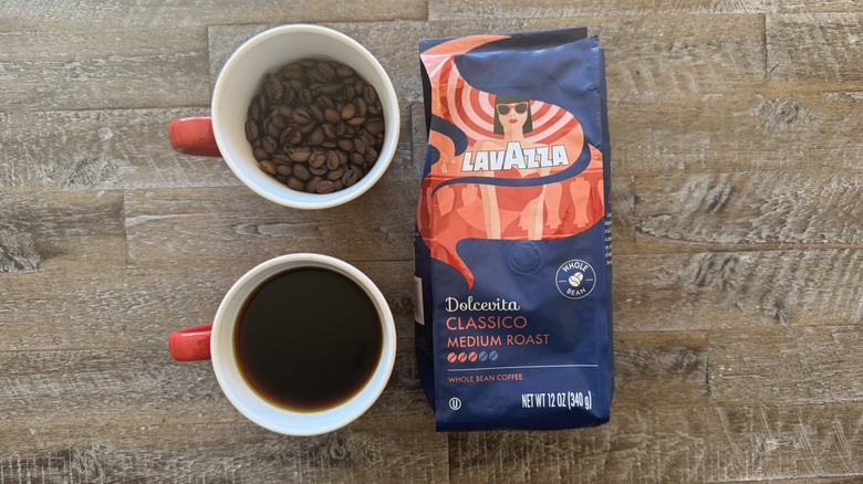 Dolcevita Classico with mugs of beans and coffee