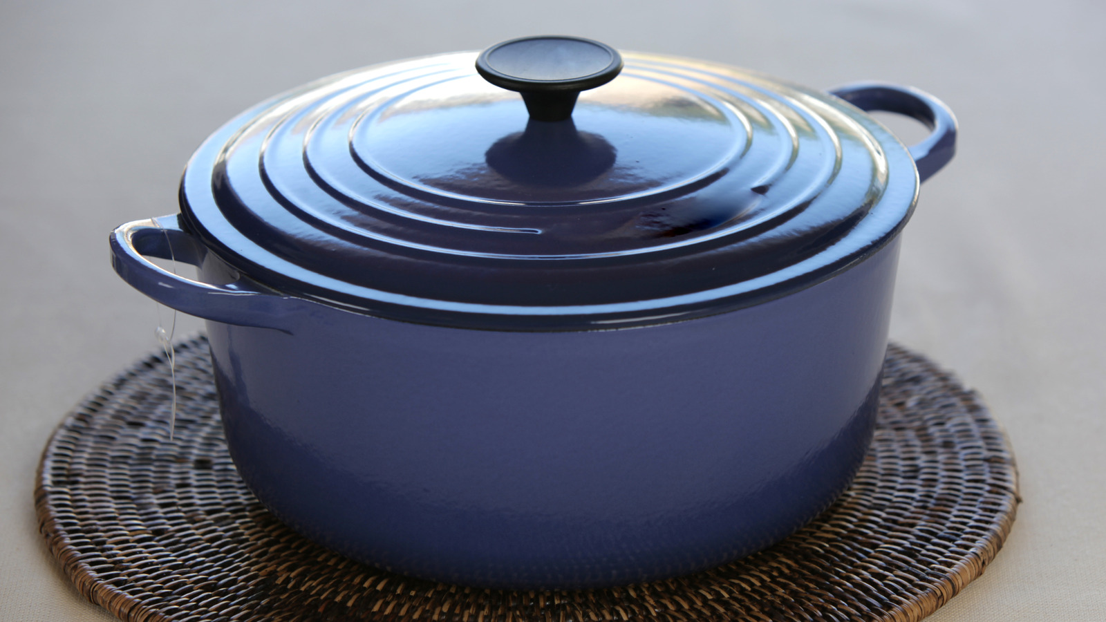 Le Creuset's Buyers Face This Disappointingly Common Problem With The Enamel Coating
