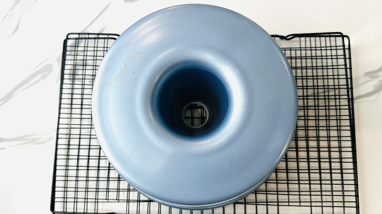 Tube pan on wire rack