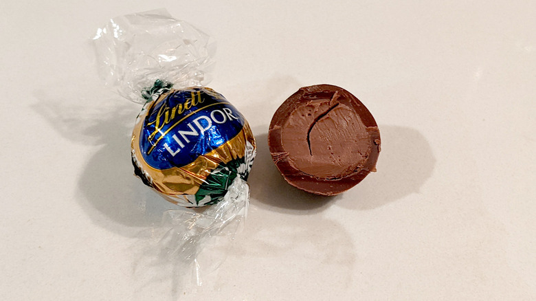 Lindt LINDOR Milk Chocolate Truffles Box 200g Lindt, 48% OFF