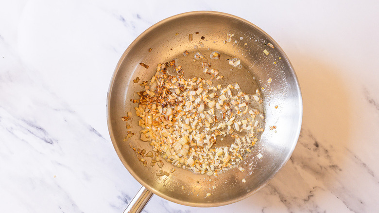 Pan with garlic and shallots.