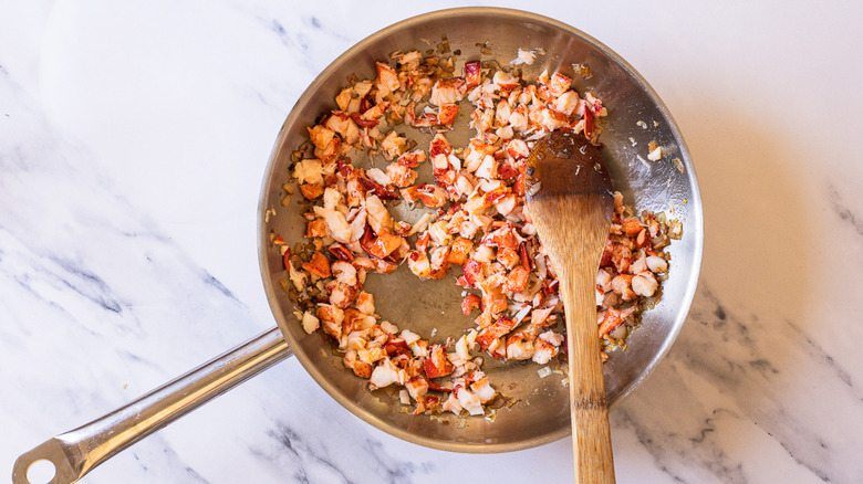 Pan with lobster, garlic and shallots.