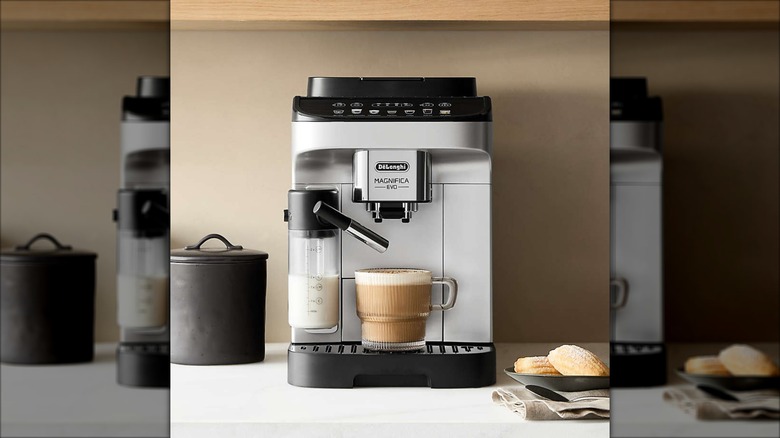 De'Longhi Magnifica Evo with a latte on a countertop