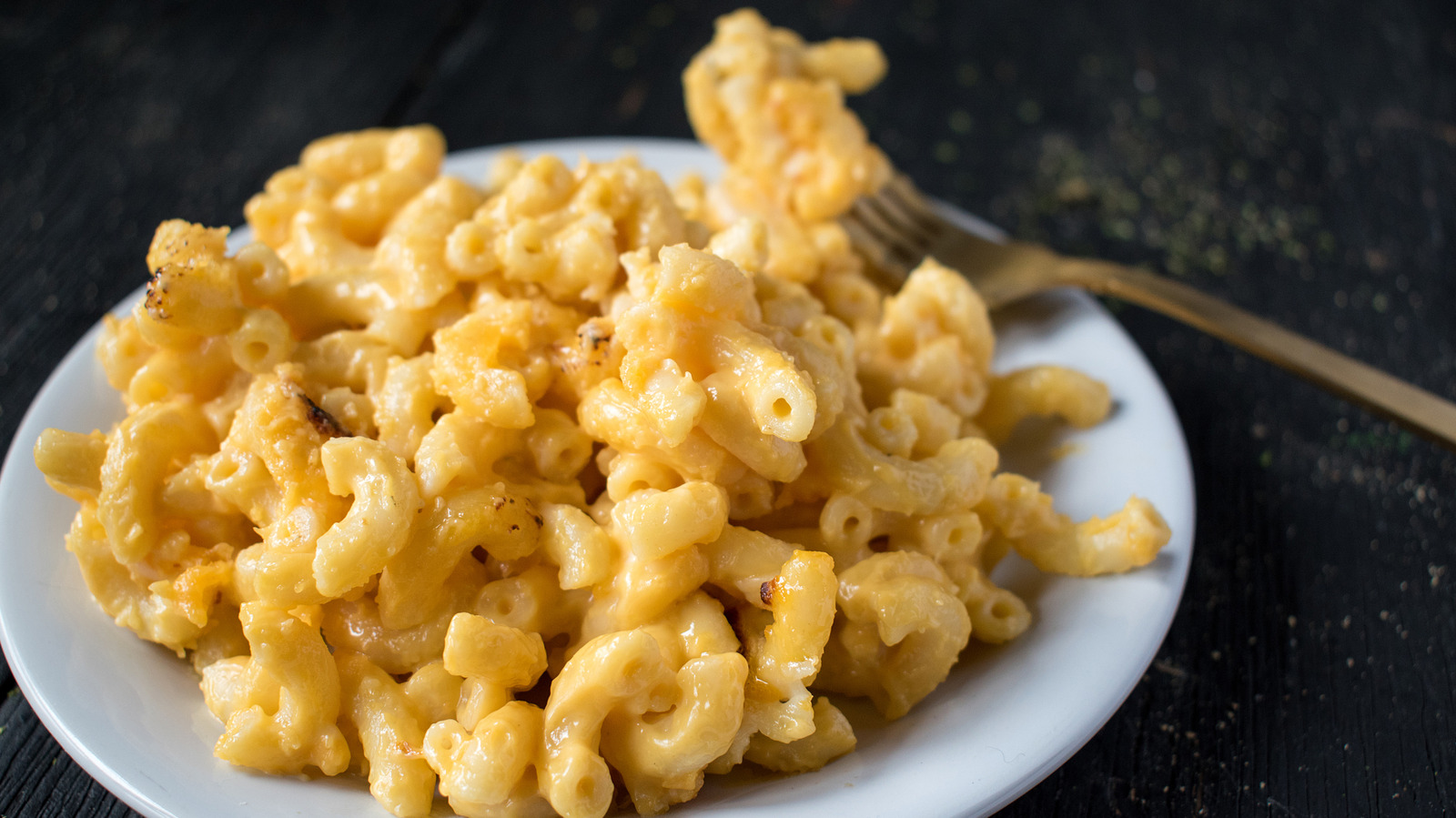 Mac And Cheese Is Twice As Comforting When You Sprinkle This Southern Staple On Top