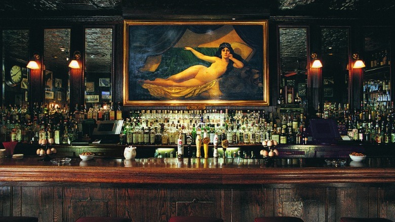 The main sign at the entrance to Keen's Steakhouse in New York