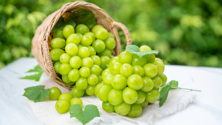 A basket of green grapes
