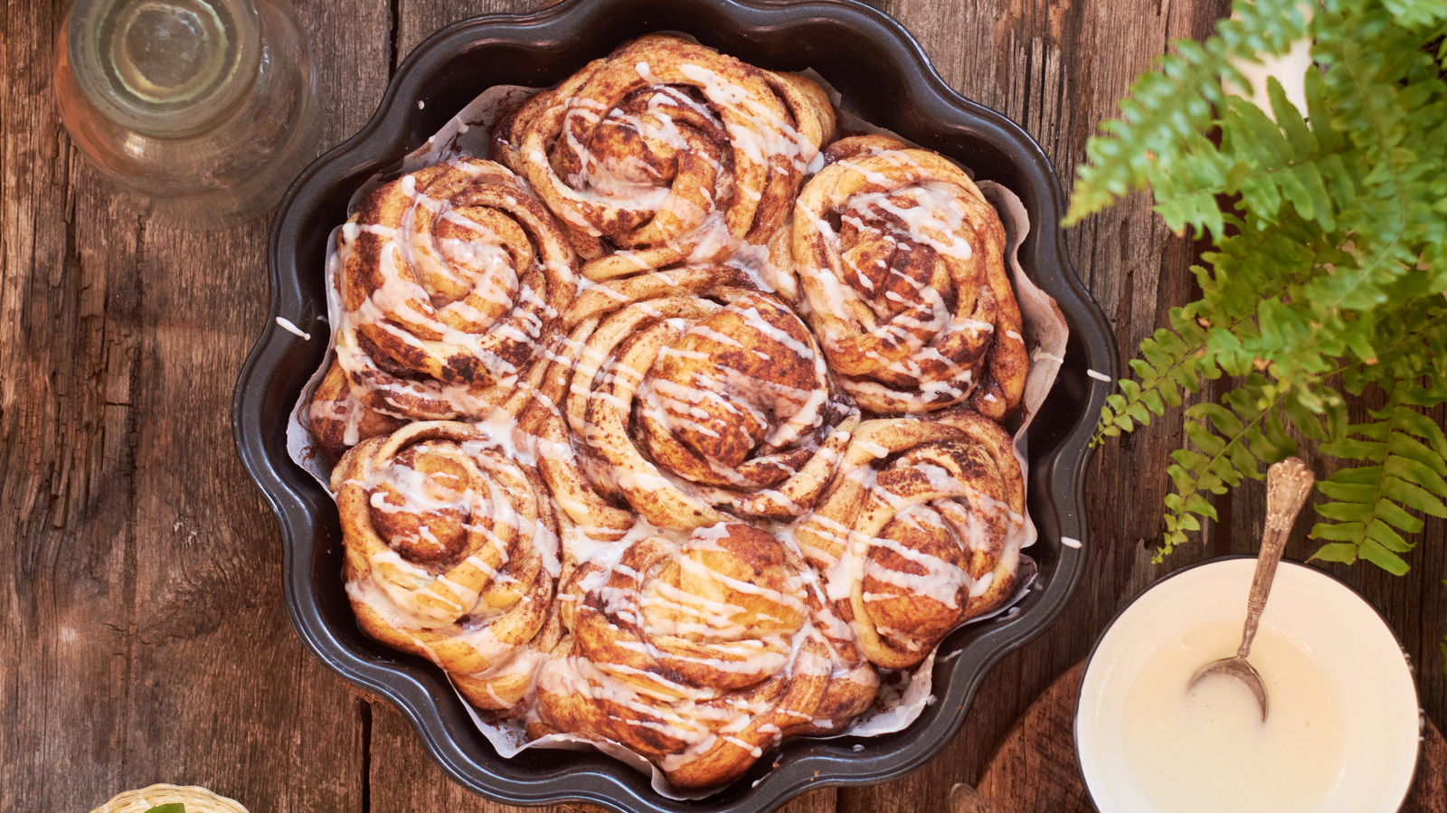 Make Bakery-Worthy Cinnamon Rolls With This Elegant Rose Trick - Tasting Table