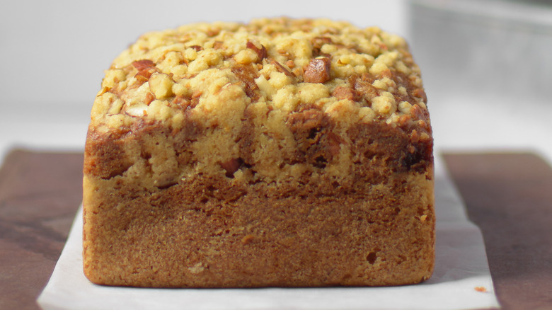 Loaf of banana bread with streusel topping