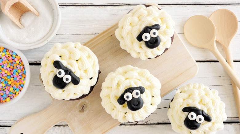cupcakes with sheep design