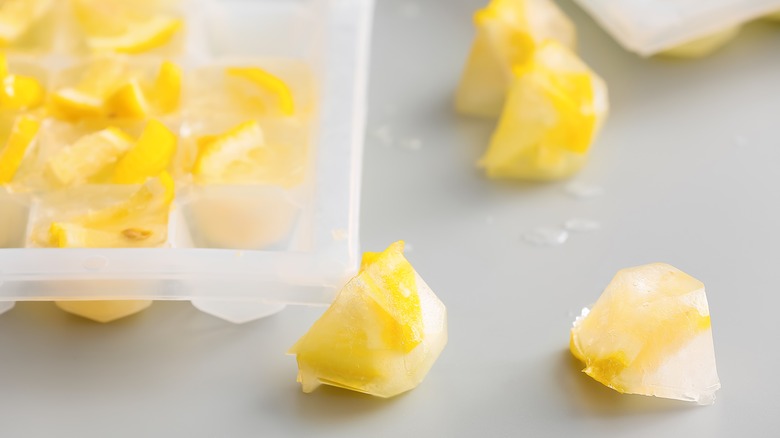 sliced lemon ice cubes