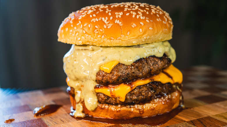 Double cheeseburger with pesto mayonnaise