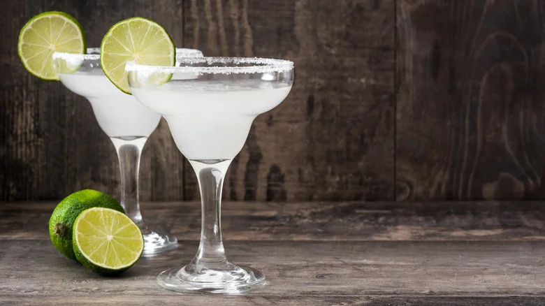 margarita cocktails and fresh limes