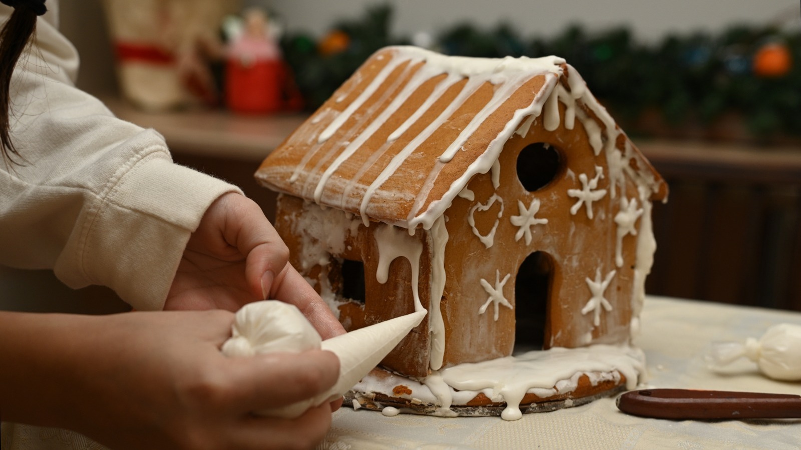 Make This Costly Icing Mistake And Your Gingerbread House Will Be Headed For Collapse - Tasting Table