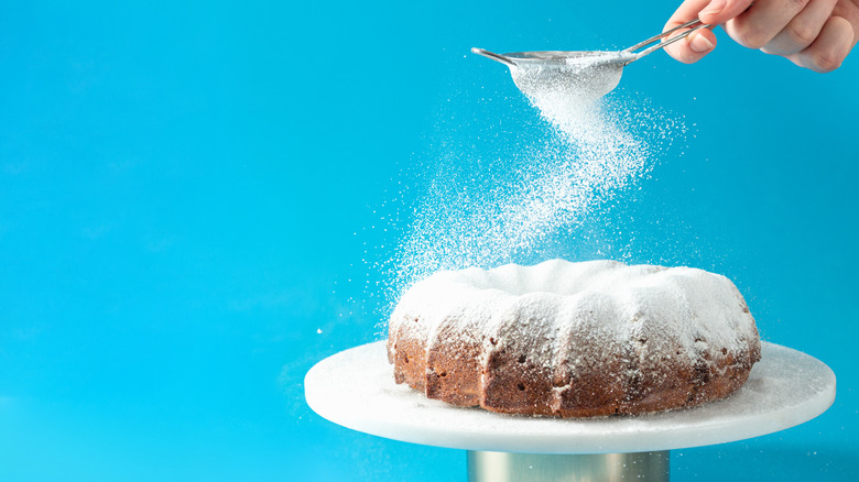 powdered sugar dusting bundt cake