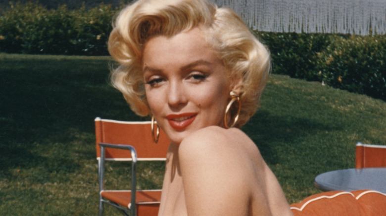 Marilyn Monroe outside