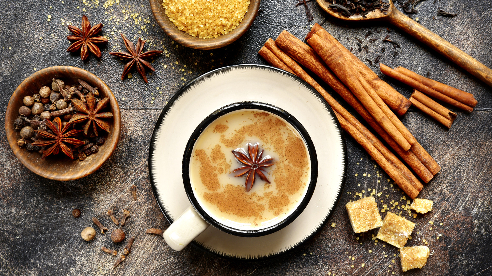 Молоко с кардамоном. Специи для кофе. Чай с кардамоном. Кардамон с медом. Кофе с корицей и кардамоном.
