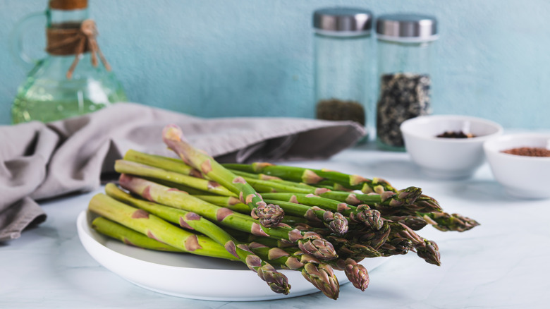plate of asparagus