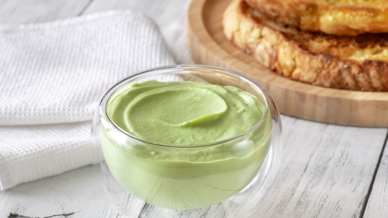 Green mayonnaise in clear bowl