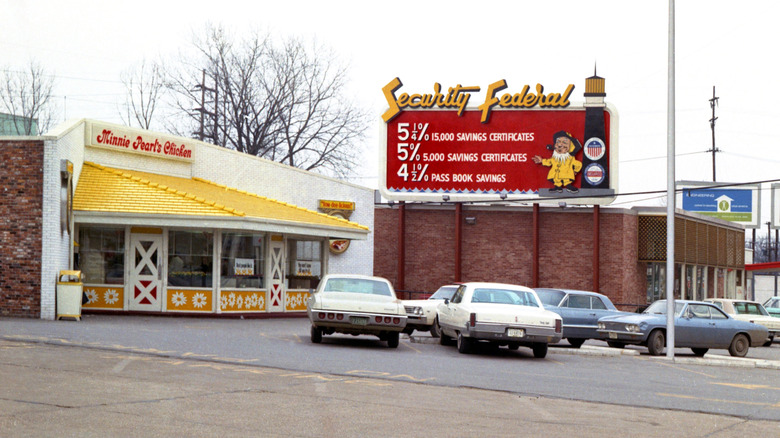 The front of a restaurant that says 