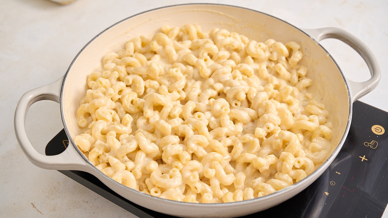 mac and cheese in skillet