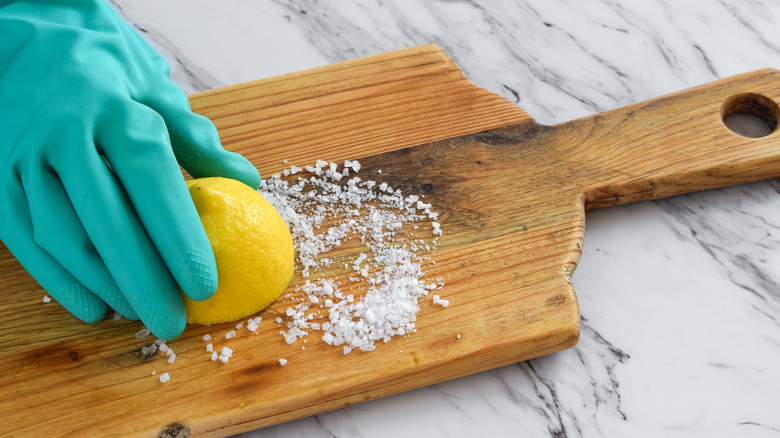 cleaning cutting board with salt and lemon