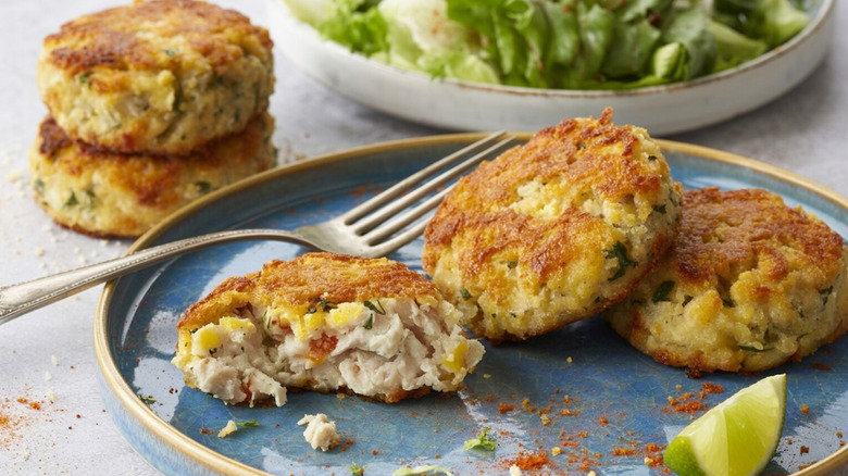 plate of crab cakes